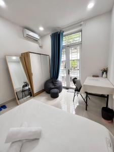 Sunlit Perch in Thao Dien R03