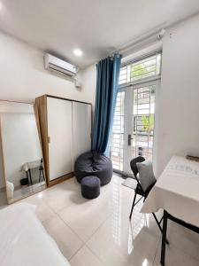 Sunlit Perch in Thao Dien R03