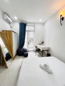 Sunlit Perch in Thao Dien R03