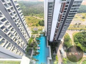 GM Couple Cozy Sunny Pool View Netflix BySTAY