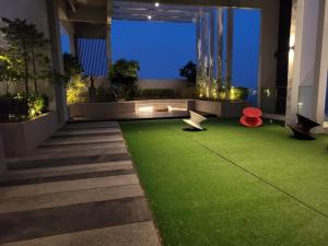GM Couple Cozy Sunny Pool View Netflix BySTAY