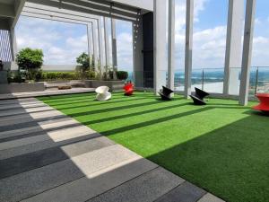 GM Couple Cozy Sunny Pool View Netflix BySTAY