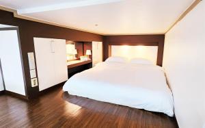 Cozy Duplex in Seoul Central with airport bus stop