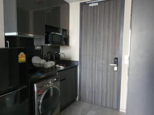 Soi Cowboy Terminal 21 one minute walk to BTS and MRT Coworking meeting room and desk and office chair