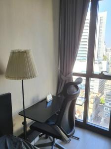 Soi Cowboy Terminal 21 one minute walk to BTS and MRT Coworking meeting room and desk and office chair