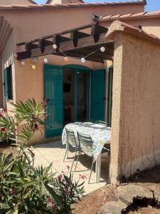 Complexes hoteliers Vacargeles casa Les Muriers et Les Chenes verts calme clim wifi animations piscine mini golf : photos des chambres