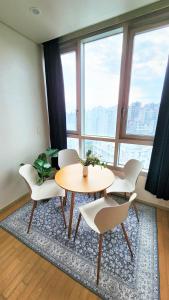 Cozy Duplex in Seoul Central with airport bus stop