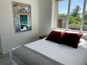 Udda boende med wow-känsla och spabad på terrassen