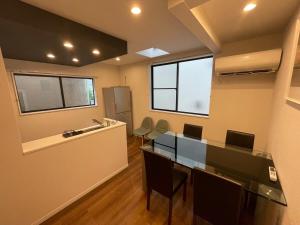 新宿の一軒家 90平米 駐車場付 3寝室7ベッド 東新宿駅徒歩9分