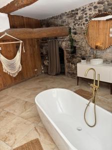 Appartements Suite l-Ecrin Cache avec billard et baignoire ilot : photos des chambres