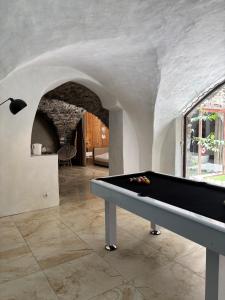 Appartements Suite l-Ecrin Cache avec billard et baignoire ilot : photos des chambres