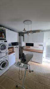 Maisons de vacances Charmante maison de ville en pierre avec piscine : photos des chambres