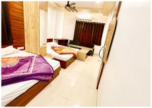 Near Mahakal Temple Hotel SRI- D K D ! Ujjain,Near Railway station, Fully Air conditioned Rooms & Spacious Room With wifi- Lift and Restaurant Facilities, BEST HOTEL IN UJJAIN