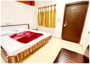 Near Mahakal Temple Hotel SRI- D K D ! Ujjain,Near Railway station, Fully Air conditioned Rooms & Spacious Room With wifi- Lift and Restaurant Facilities, BEST HOTEL IN UJJAIN