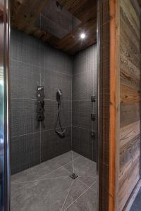 Chalets Forest Lodge, a luxury chalet with sauna and jacuzzi : photos des chambres