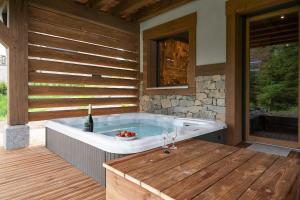 Chalets Forest Lodge, a luxury chalet with sauna and jacuzzi : photos des chambres