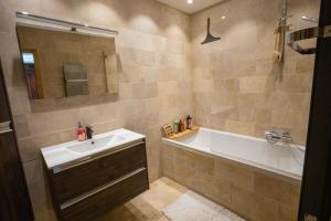 Maisons de vacances Mas Mont-Laure Jacuzzi, Pool & Tranquility : photos des chambres