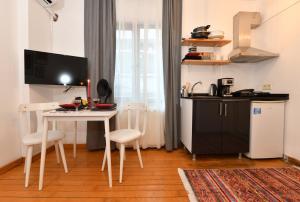 Cute Flat Vintage Design AC Galata