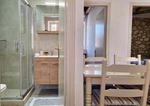 Alekos Cozy Stone 2BR Home Karya Center