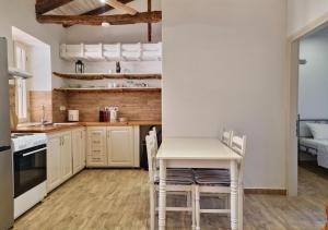 Alekos Cozy Stone 2BR Home Karya Center