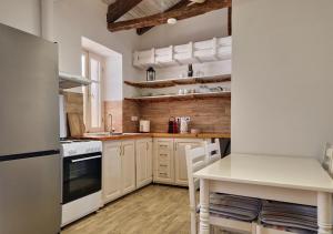 Alekos Cozy Stone 2BR Home Karya Center