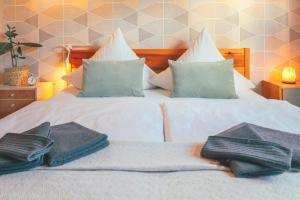 Ferienwohnung Gustav Kaiser Apartment - 60qm Design Fewo Zittauer Gebirge - Unterkunft in historischer Altstadt im Dreiländereck