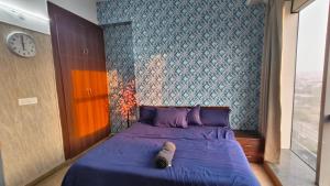 Luxuries Stay in Noida with Swimming Pool #Night Club #Party #Cafe at Mall - GHUMLOO