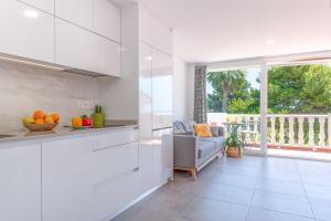 Top Apartment: Sea views, terrace and pool