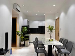 Lá Homestay - Marina Plaza Balcony Apartment with City or River View