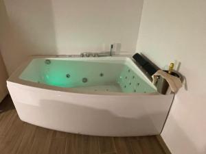 Zimmer mit Queensize-Bett und Whirlpool-Badewanne