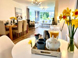 Larks Rise - Large Farm House Bungalow with Gardens & Field