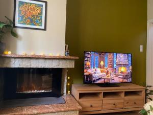 Cozy Acropolis backyard haven