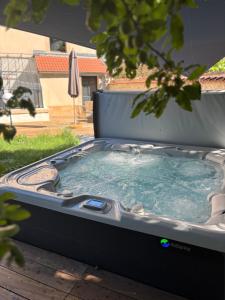 Les Ecuries de Rigny, Suite haut de gamme avec jardin, jacuzzi et piscine