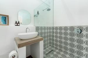 Dolphin Coast Doll House - quaint cottage close to the beach!