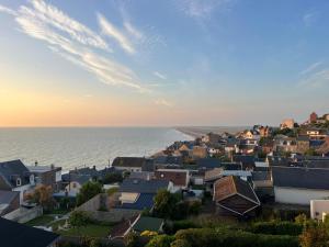 Le trait de côte vue mer commerces et plage à pied