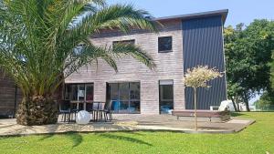 Maisons de vacances Maison loft Cote de Granit Rose : Maison 3 Chambres