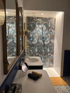 B&B / Chambres d'hotes Les Ecuries de Rigny, Suite haut de gamme avec jardin, jacuzzi et piscine : photos des chambres
