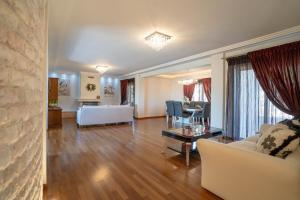 Zinovias Luxury House