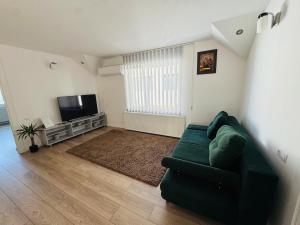 Apartament cu curte Gruia