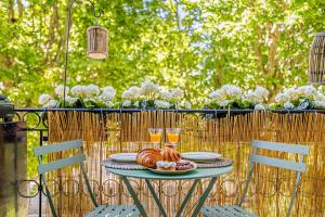 New! Remodeled Appartement in the Heart of Nice, Beach 3 min, 2BR, AC, Elevator, Amazing little terrace, Best Location!