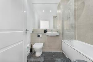 Luxury 2BR minutes from City and Station - Free Parking, WiFi, Netflix