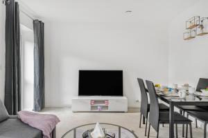 Luxury 2BR minutes from City and Station - Free Parking, WiFi, Netflix