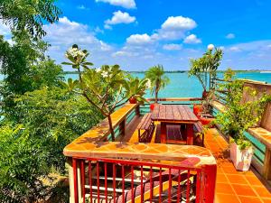 River side garden house