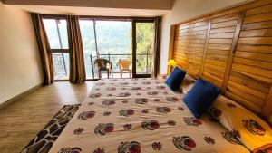 Panoramic View of Lake close to Mall Road Oasis