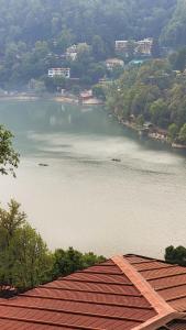 Panoramic View of Lake close to Mall Road Oasis