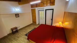 Panoramic View of Lake close to Mall Road Oasis