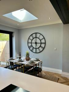 Detached City House Free Parking