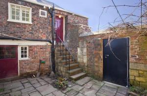 The Davey Tower, Medieval Riverside House