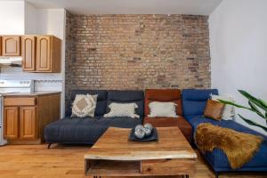 Chic 4BR Haven Sunlit in Downtown MTL