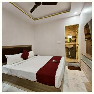 A PREMIUM HOTEL #PVS GRAND# VARANASI ! Near Baba Vishwanath Temple and Ganga Arti Ghat, Fully Air-conditioned Hotel with Wifi - Restaurant - Lift- Parking Facilities Available - A BEST HOTEL IN HEART OF VARANASI